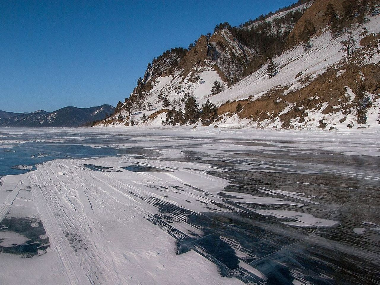Lagos de montanha prontos para pesca no gelo