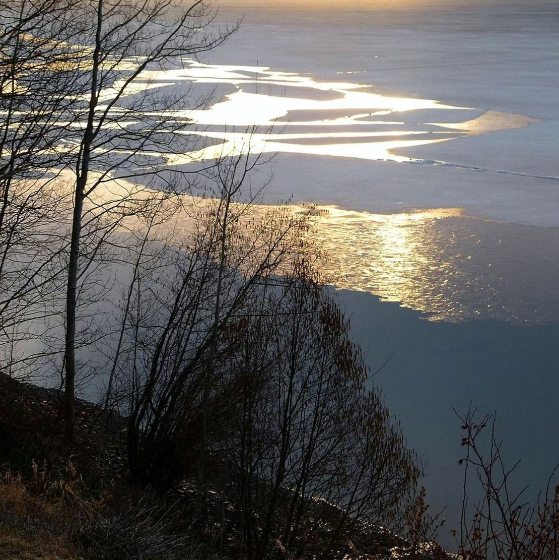 Amanhecer no lago de montanha